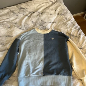 Sweatshirt  - Sweatshirt knappt använd, så hanska ny, köpte för 500.