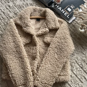 Fluffig Höst jacka🍂| Gina Tricot - Bra skick~fluffig med tunt material ~ perfekt till hösten!