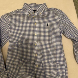 Polo ralph lauren skjorta - Storlek: 10-12 år  Skick: 8/10 Nypris: 1000 Hör av er vid funderingar