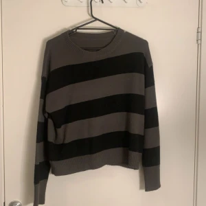 Svart/Grå tröja🖤🩶 - .