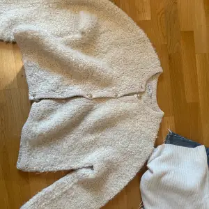 Säljer nu denna snygga koftan från Gina tricot, använd få gånger så bra skick. Nypris 499. Storlek L men väldigt liten i storleken