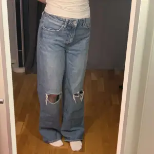 Baggy jeans köpta på lager 157. Säljer då de ej kommer till användning. Är i relativt bra skick förutom att de blivit slitna vid hälen som kan ses på den fjärde bilden ✨️