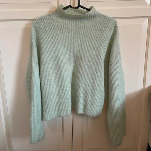 Grön stickad tröja  - En mintgrön stickad tröja från ginatricot, använd men är i fint skick☺️