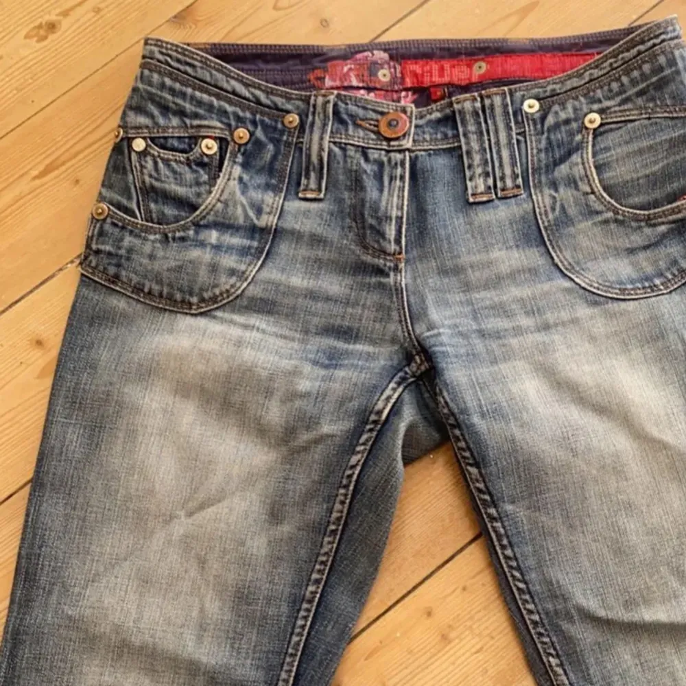 Såå snygga lågmidjade utsvängda jeans! 💕Bra skick. Skulle säga att de passar S eller liten M, bra längd för någon under 170 cm ❤️❤️ Köpt på plick och säljer pga att de inte passar mig! Bilder från föredetta säjare. Jeans & Byxor.