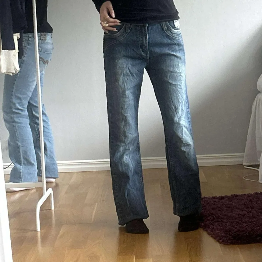 Fina Bootcut Jeans i Lowrise modell💞. Innerbensmåttet är 81 cm och midjemåttet är 35 cm. Modellen är 160 cm lång ✨️ Frågor och funderingar är varmt välkomna 😇  T3 141. Jeans & Byxor.