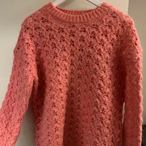 Tröja  - Stickad tröja från zara, aldrig använd. Super fin! Köparen står för frakten. Xs-S men är oversize i storleken!