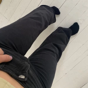 Svarta jeans - Storlek 38/M Stretchiga och sköna Använda några gånger  Finns på fler appar Högmidjade