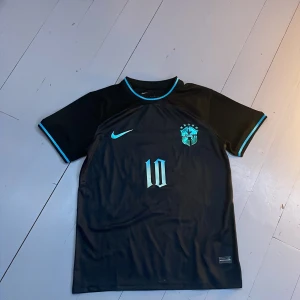 Neymar Jr fotbollströja Brazil - Säljer oanvänd Brasiliansk landslagströja med trycket Neymar 10  Säljer för att den är för stor För fler frågor eller bilder är det bara att höra av sig (Pris kan diskuteras, är öppen för byten)