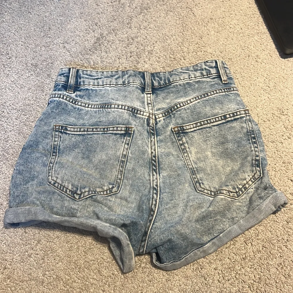 Säljer dessa snygga jeans shorts perfekta till sommaren. Kom privat för mer info eller bilder. Shorts.