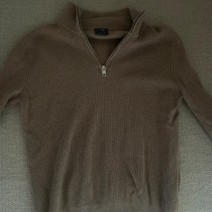 Halfzip  - Riktigt snygg stickad halfzip tröja ifrån HM. 