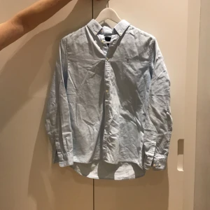 GANT Oxford skjorta - Tjejskjorta i ljusblå Oxford-tyg Storlek: 158/164 (13-14 år) Nyskick  