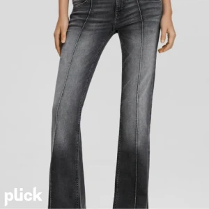 Bershka jeans 😍🌟  - Skit snygga jeans från bershka som inte går att få tag på längre! Nyskick 🌟 midjemått: 38 (stretch) innerbenslängd: 79cm 