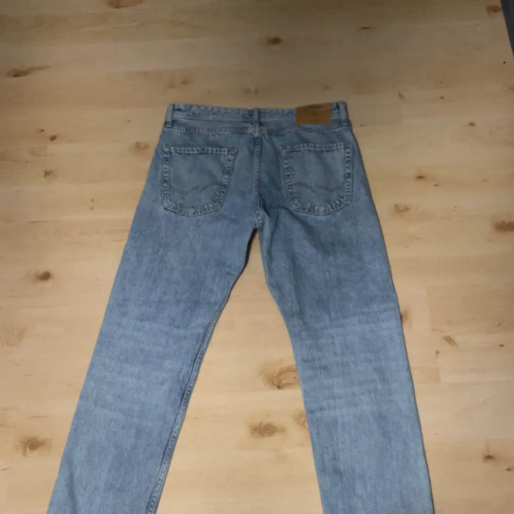 Ett par ljusblåa Jack & Jones jeans i modellen loose/chris. Jeans & Byxor.