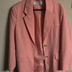 Rosa Oversized kavaj - Oversized kavaj från Bershka i rosa Knappt använd🩷 Tryck på KÖP NU🥰🎀