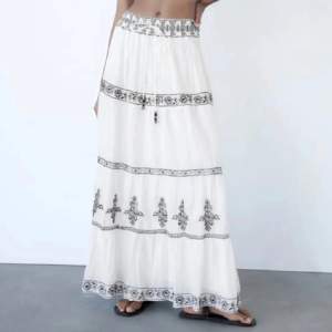 Söker denna långa kjolen i storlek XS eller S ifrån Zara!💕 skriv om ni säljer!!!💕