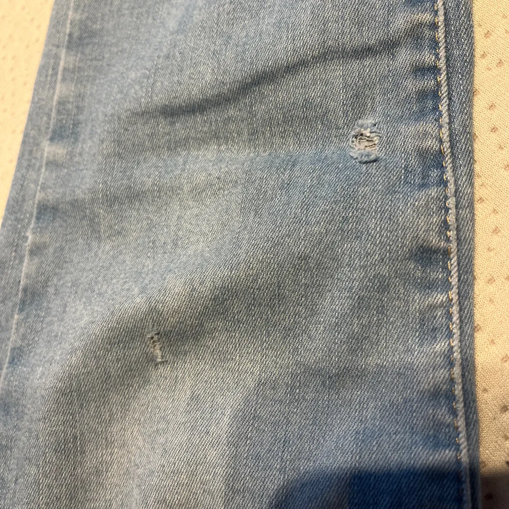 Skinny jeans  Litet hål vid knät. Jeans & Byxor.