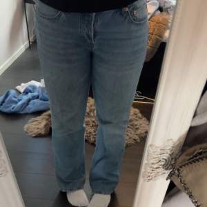 Säljer dessa jeans ifrån Lager 157, det är uppsydda (som referat är jag 169 och det sitter bra i längden). Lappen är borta, tror dom är i M!