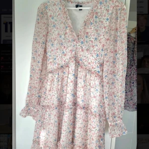 Sommarklänning  - Säljer denna sommarklänning från Vero Moda i storlek S.  