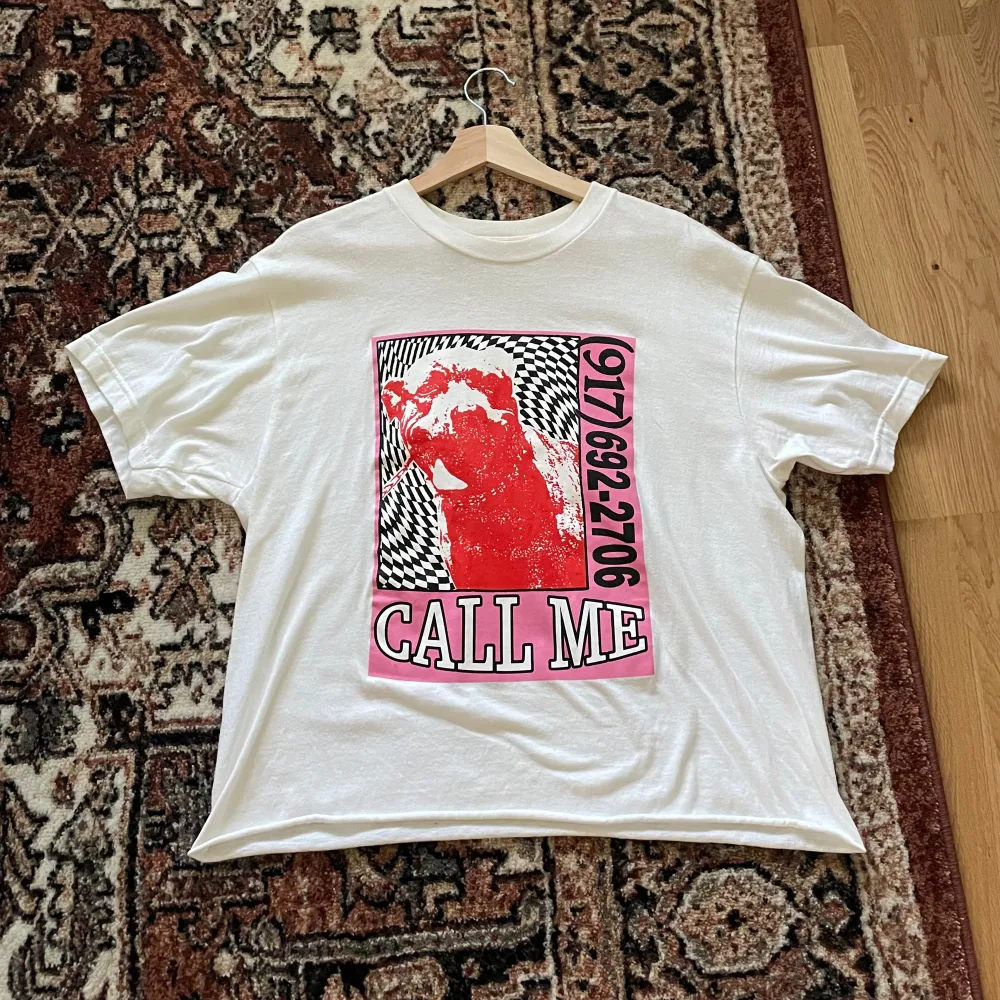 Säljer denna fina t-shirt från märket call me 917 i mycket bra skick. I storlek large men croppad av mig för den var alldeless för lång, har en skön boxy fit!. T-shirts.