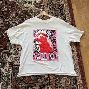 Säljer denna fina t-shirt från märket call me 917 i mycket bra skick. I storlek large men croppad av mig för den var alldeless för lång, har en skön boxy fit!