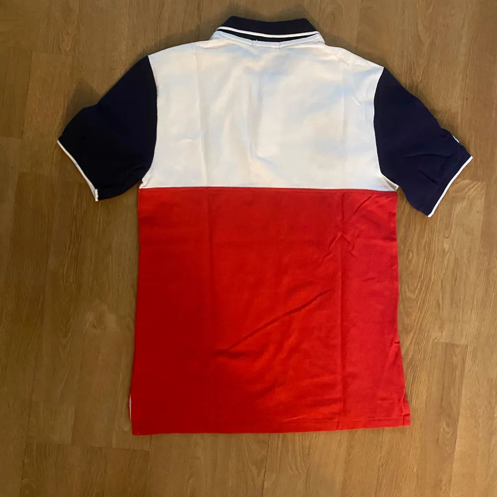 Polo ralph lauren piké i storlek L men passar M.  Skulle gissa att den passar folk mellan 175-182cm. -skicket är nästan som nytt! -hör av er kring frågor. -instagram @8x8polo. T-shirts.