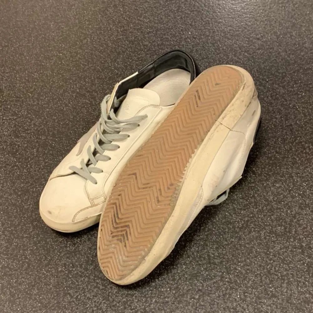 Säljer mina golden goose skor som är i väldigt bra kvalitet. De är storlek 43 och är lite slitna vid hälen utöver det är de felfria. 850kr men vid snabb affär kan billigare pris diskuteras.. Skor.