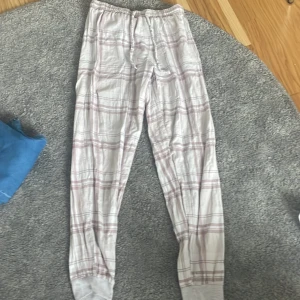 pyjamasbyxor - rosa rutiga pyjamasbyxor i nästan nyskick från London. Dem är i storlek XS men passar S också. Köptes för 159 men säljs för 39
