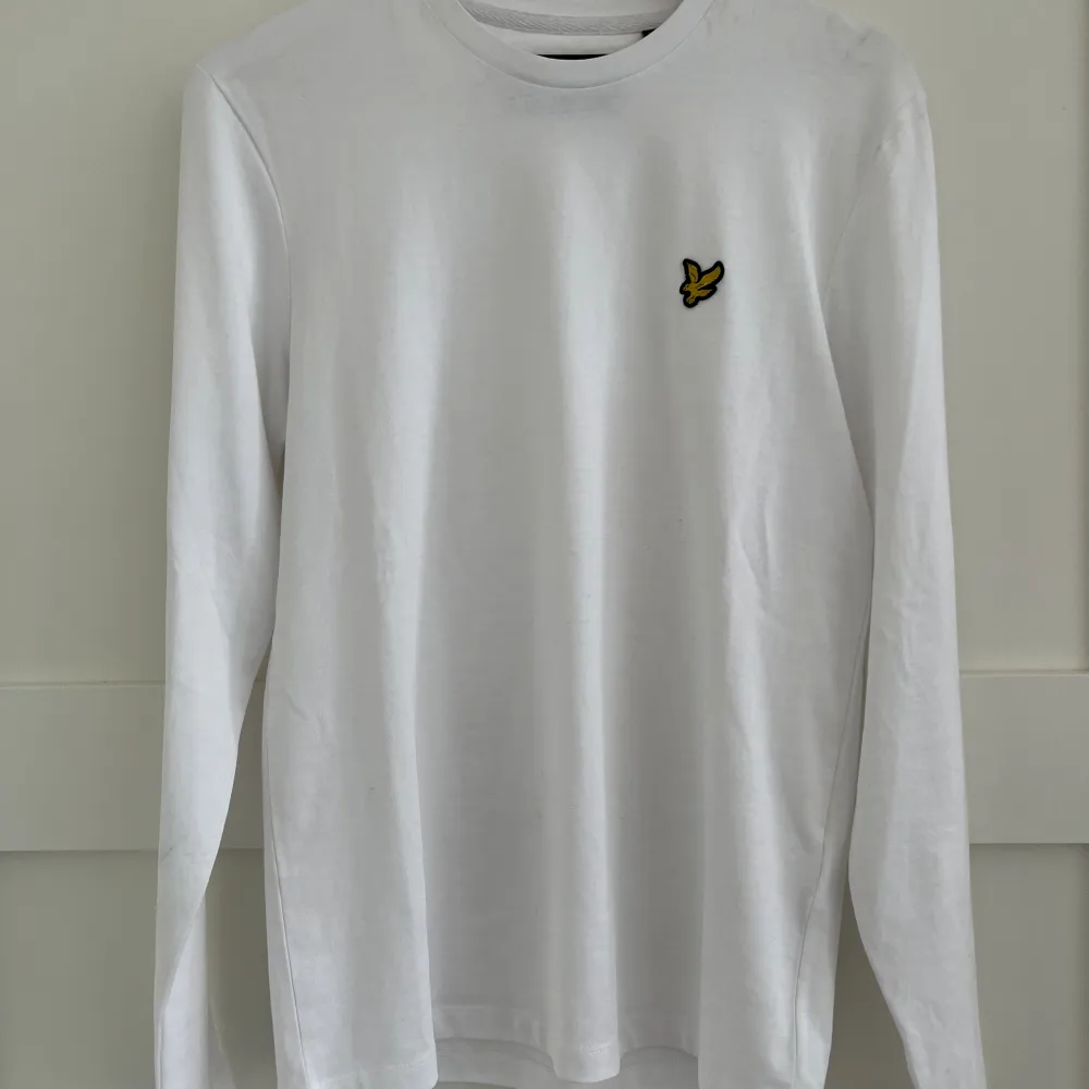 Helt oanvänd långärmad t-shirt från märket lyle & scott i storlek XS men skulle säga att den passar S också. Priset är ej hugget i sten. T-shirts.