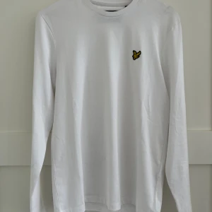 Lyle & scott helt oanvänd långärmad tshirt  - Helt oanvänd långärmad t-shirt från märket lyle & scott i storlek XS men skulle säga att den passar S också. Priset är ej hugget i sten