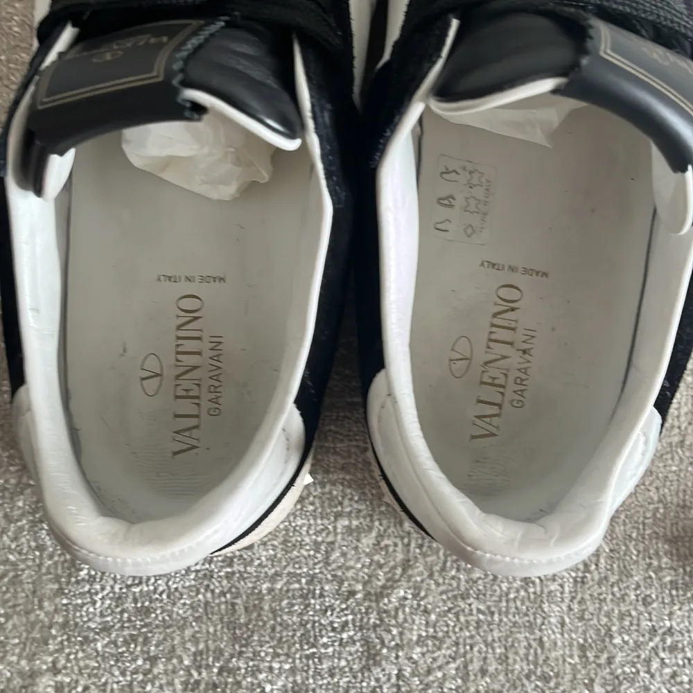 Valentino Flycrews i grymt skick 9/10 bara använda fåtal gånger, alla nitar sitter kvar Det finns även brev från valentino, skosnören, skopåse och skobox och inlägg i skorna med. Fraktar samma dag Storlek 40 men passar större . Kengät.