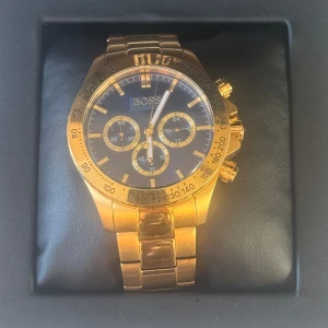 Hugo boss klocka - Klockan är i nyskick och knappt använd.  (Säljer för de inte är min stil.)