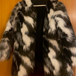 Fake fure jacka - Storlek medium, gott skick. Funkar året om. 