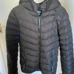 Jacka  - Säljer denna svarta Dunn jackan i fint skick. Säljer pågrund av utrensning. Perfekt jacka i alla väder och håller än varm. Storlek XS