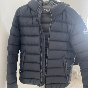 Colmar jacka - Säljer min marinblåa colmar jacka, perfekt till våren💕💕 Jättebra skick, svensk strl 36