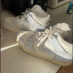 Nike dunk - Nike dunk i färgen ”football grey”. Inte i nyskick men ser ändå fina ut därav priset. Passar mig som har 38/39. Nypris: 2700. Tvättas såklart innan frakt❤️Pris kan diskuteras