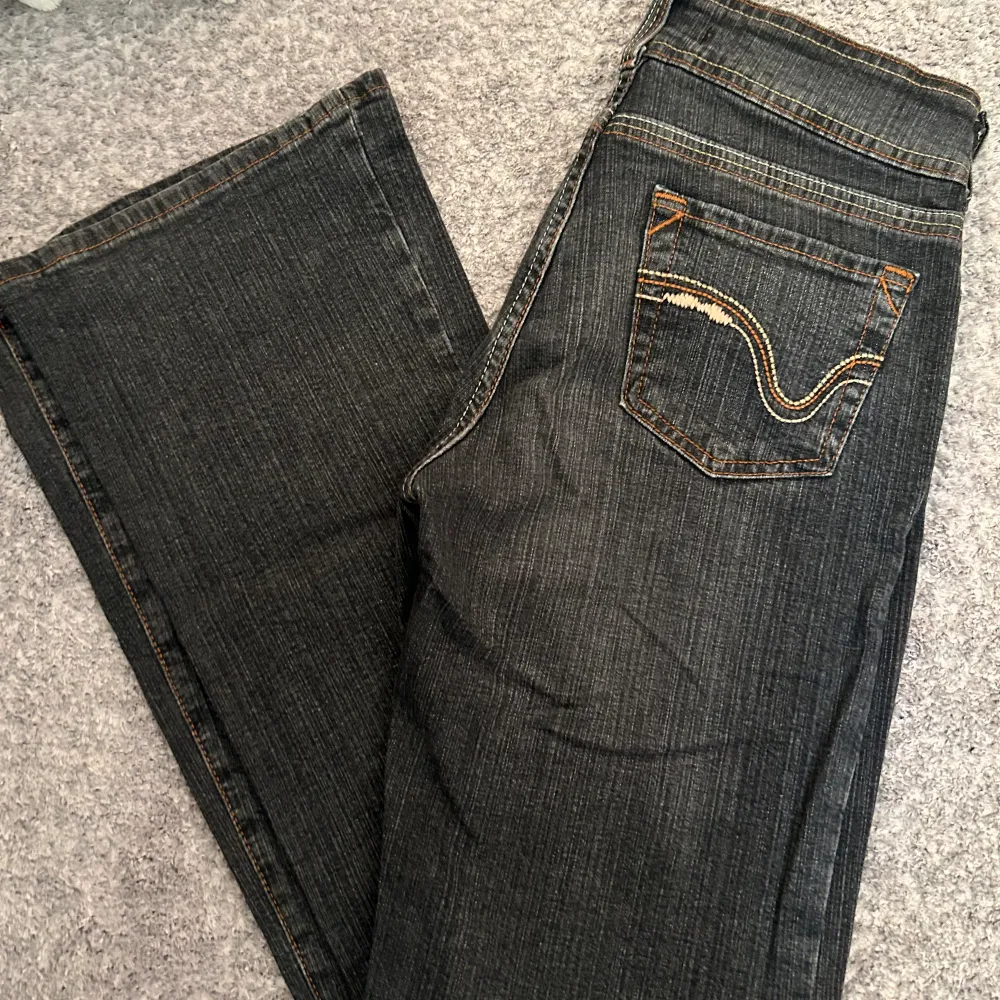 Lågmidjade jeans med bootcut♥︎  Köpta på plick men i väldigt bra skick! (är brunare i verkligheten! skriv för bild) Midjemått: 38cm Innerbenslängd: 76cm Använd gärna köp nu ♥︎. Jeans & Byxor.