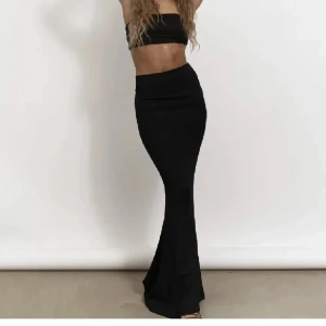 Kjol nakd - säljer denna sååå fina svarta kjol helt ny aldrig anvönd 