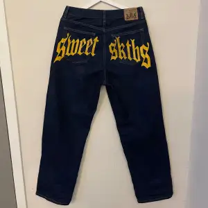 Säljer dessa sweet sktbs arch jeans då de inte används längre. Fint skick förutom litet slitage på några av bokstäverna. Storleken är egentligen XS men de sitter oversized  på mig som är 170cm. Nypris 900kr. 