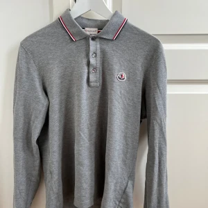 Moncler långärmad Piké strl S - Moncler pike strl S men kan också passa XS. Piken är äkta och Qr och NFC fungerar. Nypris ligger runt 3000kr. Priset är inte hugget i sten och hör av er vid intresse