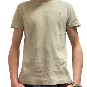 Ralph Lauren t-shirt - Tja! Säljer denna tvär feta Ralph Lauren t-shirt i jättebra skick 10/10. Nypris runt 1000 mitt pris 299.