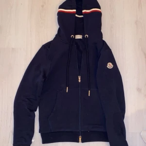 Moncler tröja - Säljer denna nästan helt oanvända moncler tröjan eftersom den är för liten 