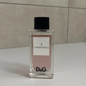 Dolce & Gabbana L'Impératrice Edt 100ml - Mycket lite använd.  Har för många parfymer så hinner inte använda alla.   Nypris på kicks: 1 275  Köpt på Lyko