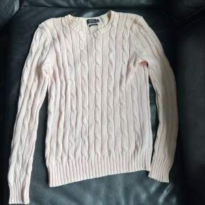 En rosa kabelstickad tröja från Ralph Louren. Köpt för några årsedan men ändå bra skick.  Nypris 1200kr