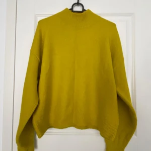 Stickad tröja som ny ! - Stickad tröja från HM i storlek M, använt Max 2 gånger, som ny.