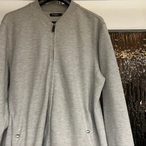 Grå Kofta / Tröja - Grå kofta i stickat material. Knappt använd! Skriv för fler bilder. Kan möjligen mötas upp i Gbg Mvh Liam😆
