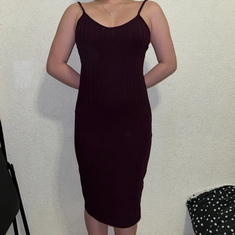 Denna enkla mörklila klänning från BikBok är i storlek M och har endast använts en gång. För referens väger jag 56 kg och är 159 cm lång.. Klänningar.