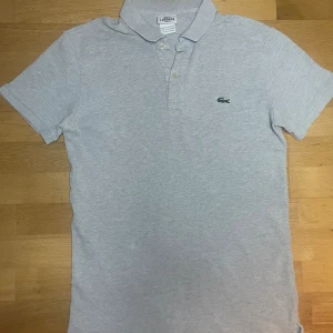 Lacoste pikè - Säljer denna fina piké i storlek 4 sitter som S. Den är i mycket fint skick och inte använd så mycket. Kom gärna med prisförslag🙌🏻