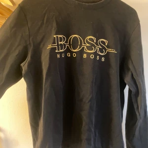 Hugo Boss Tröja - Medium Använd men bra skick 