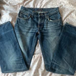 Snygga lågmidjade vintage jeans från Nudie Jeans co, det står ingen storlek men jag skulle säga 34/36, storlek S med ganska långa ben.