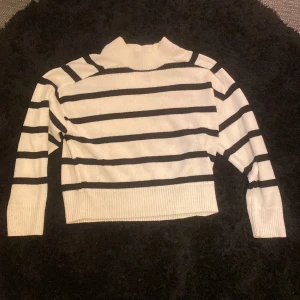 Randig stickad tröja - Fin, randig stickad tröja från New Yorker🩷Bra skick och använd ett fåtal gånger. Säljer då den inte är min stil. Strl XS/S💛Kom privat för fler frågor!💕